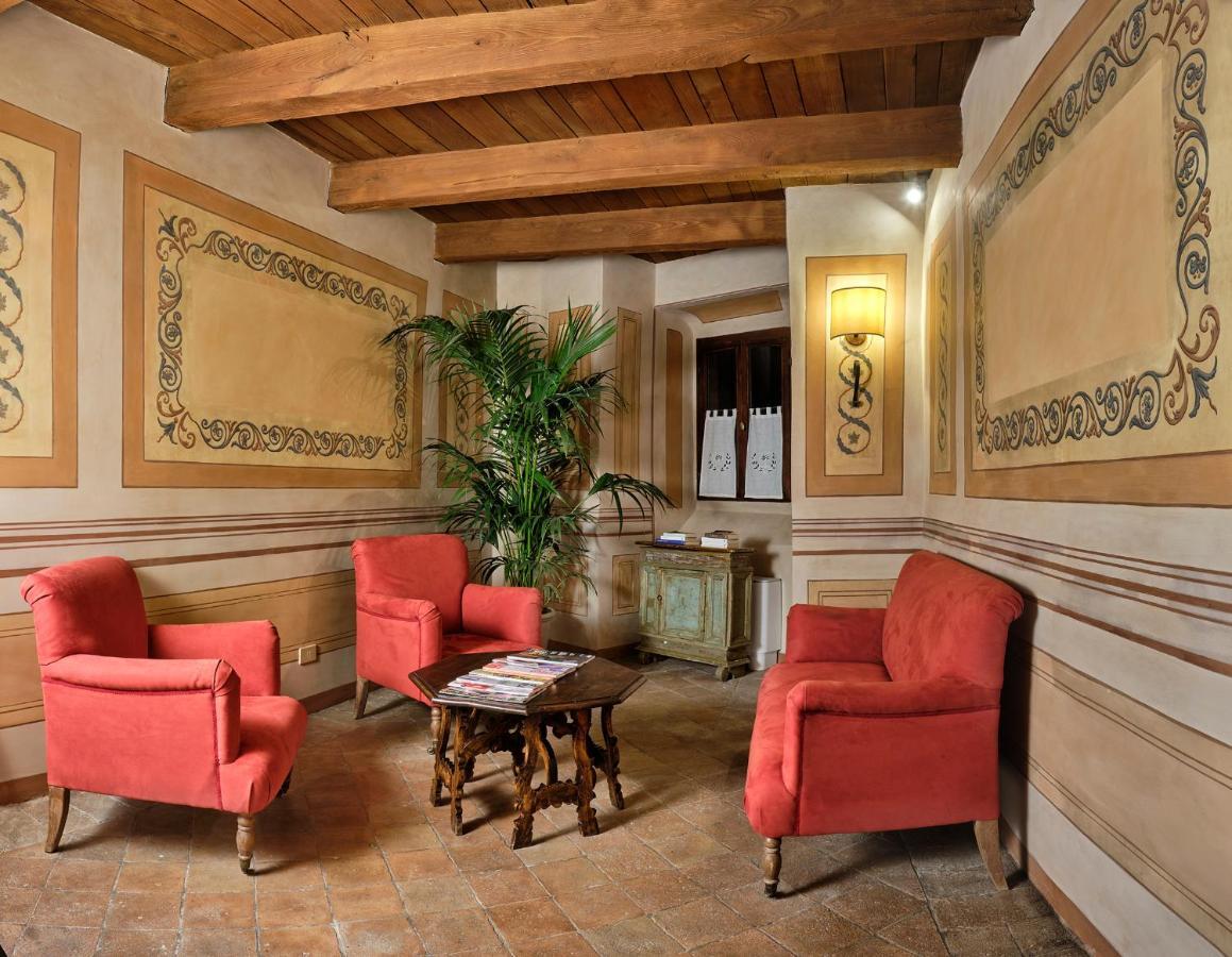 Отель Palazzo Viviani Castello Di Монтегридольфо Экстерьер фото